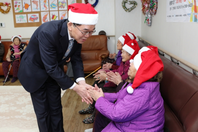 강호인 장관, 세종시 노인지원센터 사랑의 쌀 기탁 - 포토이미지